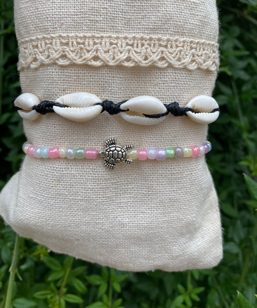 Chaîne de cheville noire en coquillages Cauris et tortue de mer