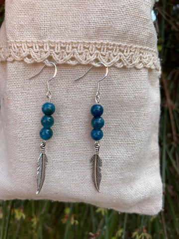 Boucles d'oreilles 3 perles en Apatite naturelle et breloque plume