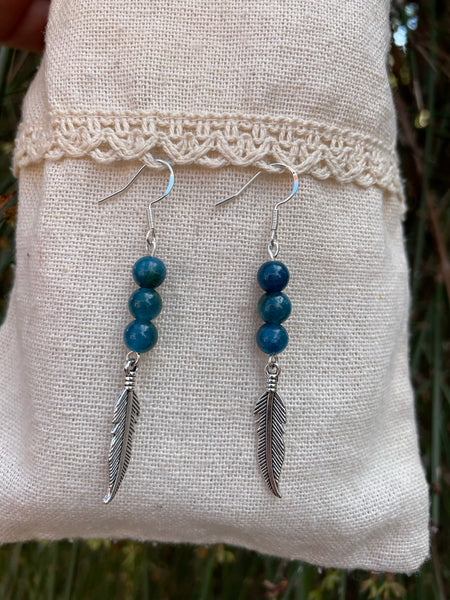 Boucles d'oreilles 3 boules en Apatite naturelle et breloque plume