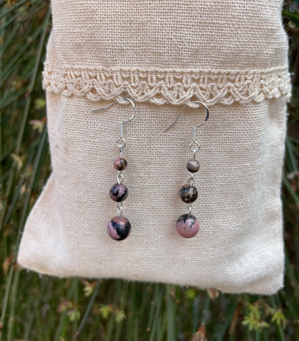 Boucles d'oreilles pendantes à 3 boules en Rhodonite naturelle