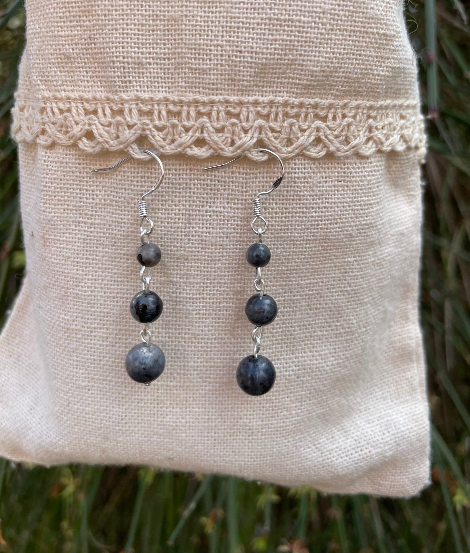 Boucles d'oreilles pendantes à 3 boules en Labradorite naturelle