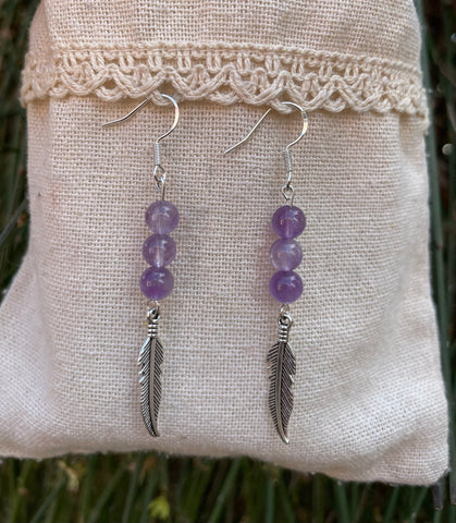 Boucles d'oreilles pendantes à 3 perles en Améthyste naturelle et breloque plume