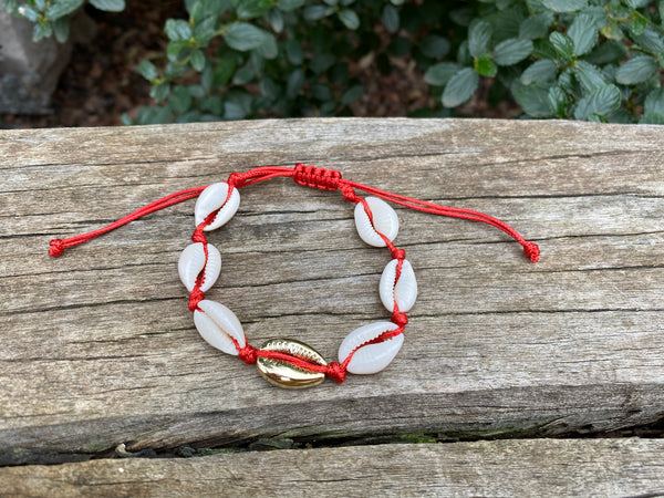 Bracelet rouge en coquillages Cauris naturels et un cauri doré