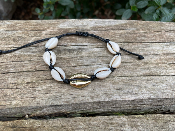 Bracelet noir en coquillages Cauris naturels et un cauri doré