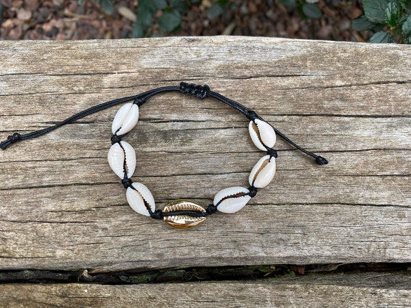 Bracelet noir en coquillages Cauris naturels et un cauri doré