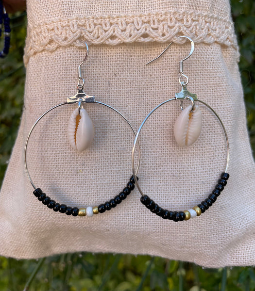 Boucles d'oreilles créoles en perles et coquillages cauris