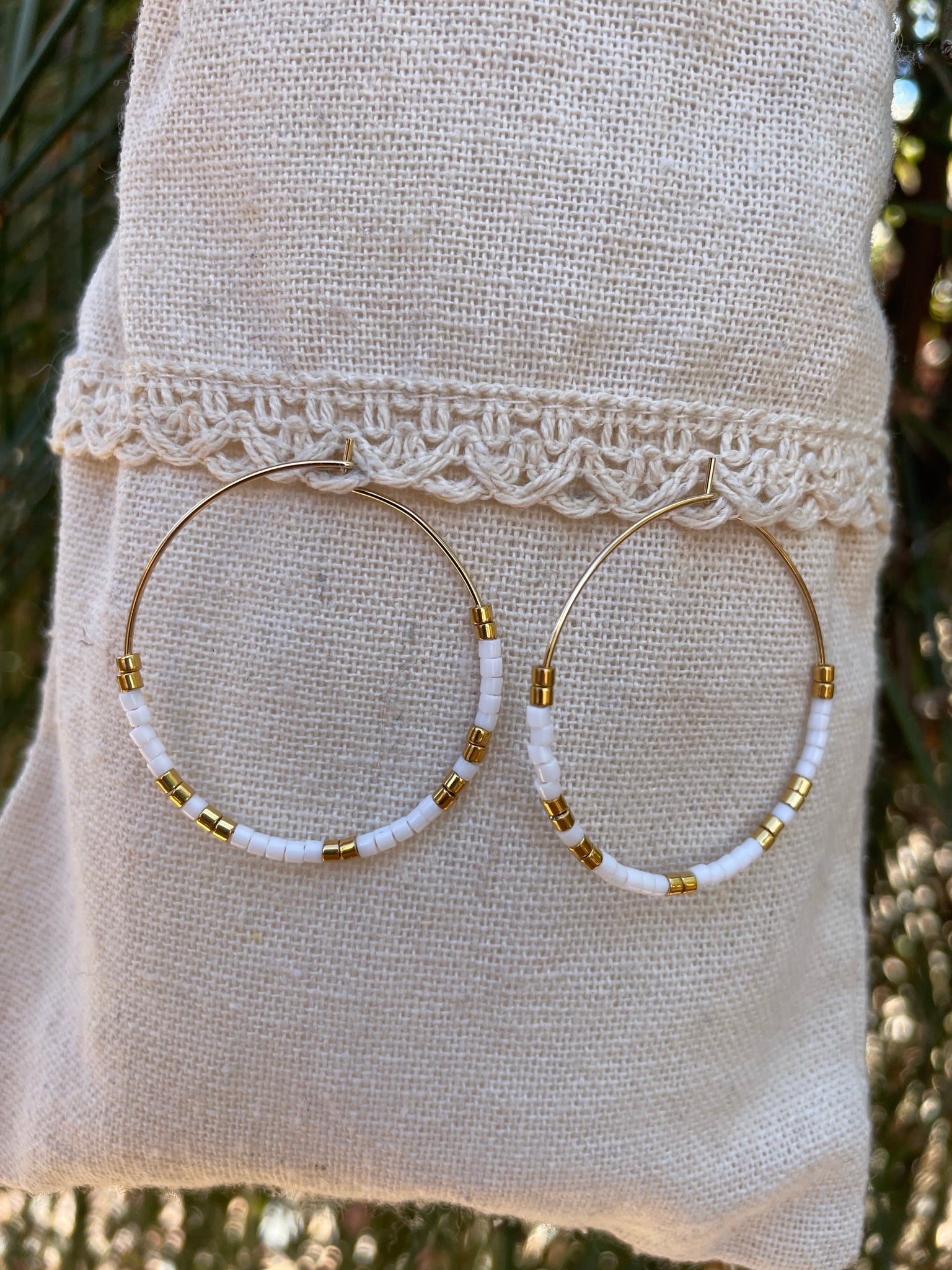 Boucles d'oreilles créoles dorées en perles Miyuki