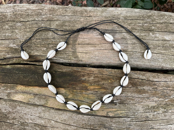 Collier noir en coquillages cauris beiges naturels