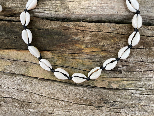 Collier noir en coquillages cauris beiges naturels