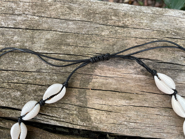 Collier noir en coquillages cauris beiges naturels