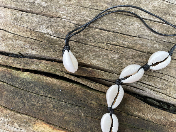 Collier noir en coquillages cauris beiges naturels