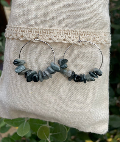 Boucles d'oreilles créoles en Tourmaline grise