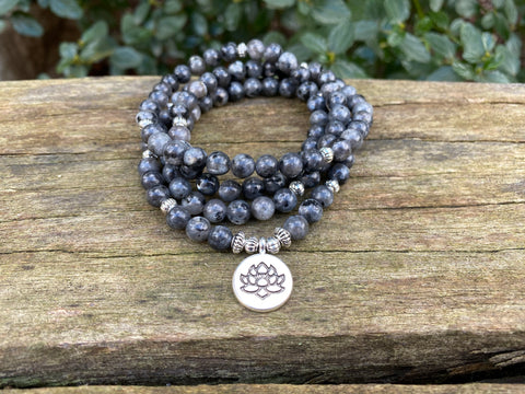 Bracelet Mala tibétain en Labradorite et breloque Lotus