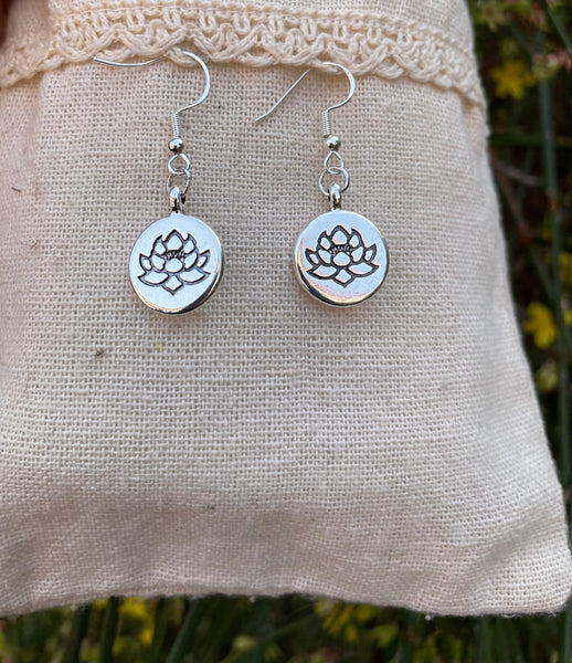 Boucles d'oreilles avec breloque argentée