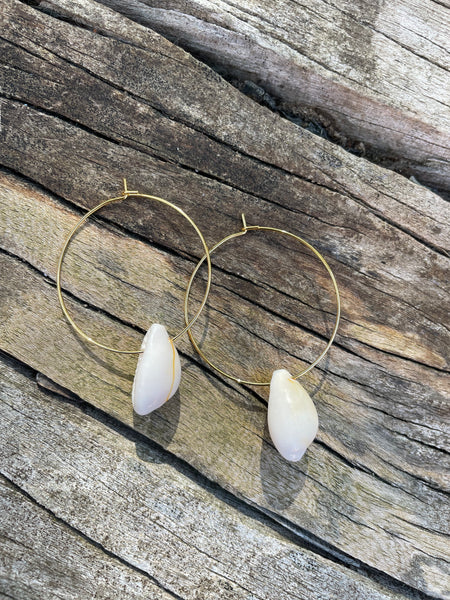 Boucles d'oreilles créoles et coquillages cauris