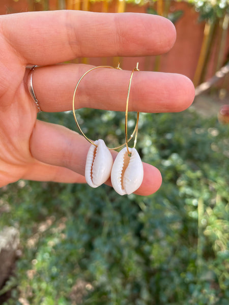 Boucles d'oreilles créoles et coquillages cauris
