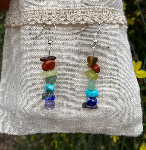 Boucles d'oreilles 7 chakras en pierres naturelles forme chips
