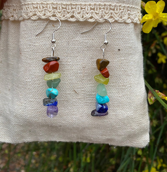 Boucles d'oreilles 7 chakras en pierres naturelles forme chips