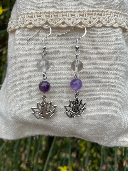 Boucles en Améthyste et Cristal avec une breloque Lotus Bouddha