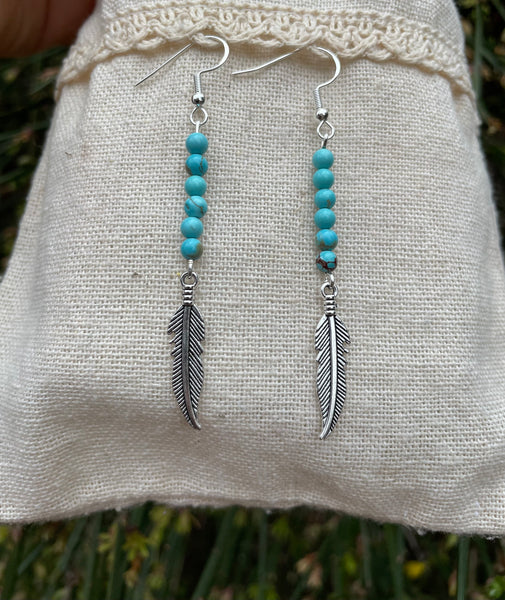 Boucles d'oreilles pendantes en Howlite Turquoise et plume