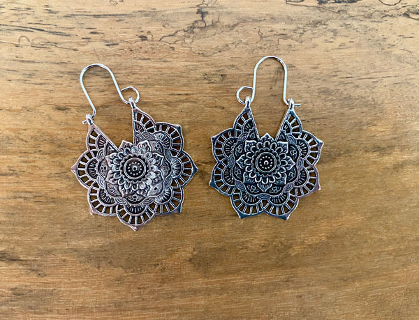 Boucles d'oreilles bohème orientale en dentelle argentée Lotus