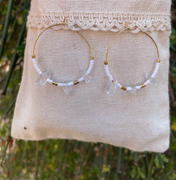 Boucles d'oreilles créoles en perles Miyuki et Cristal de roche
