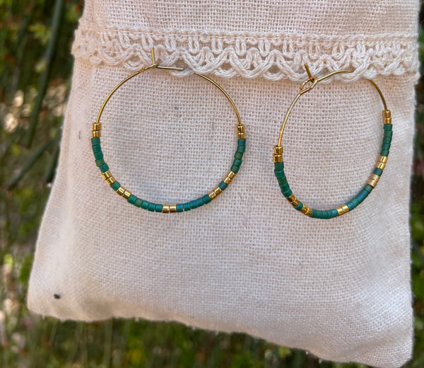 Boucles d'oreilles créoles dorées en perles Miyuki