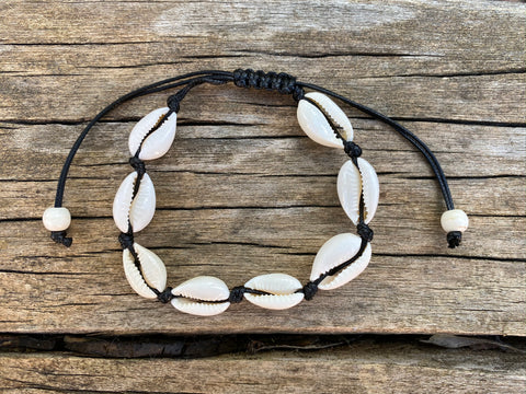 Bracelet noir réglable en coquillages Cauris