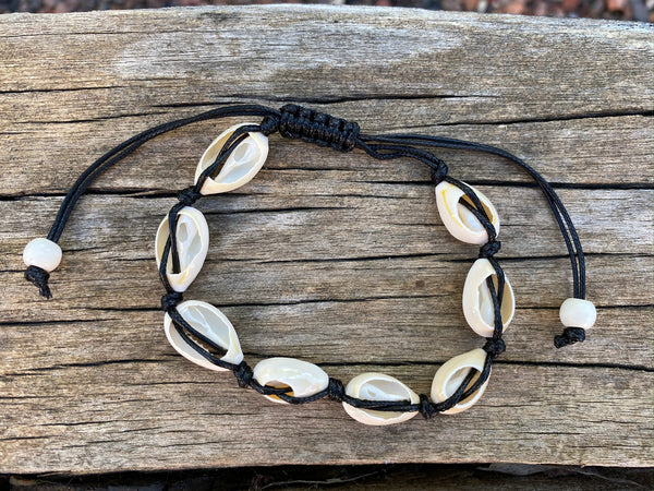 Bracelet noir réglable en coquillages Cauris