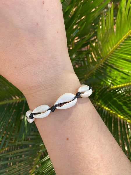 Bracelet noir réglable en coquillages Cauris