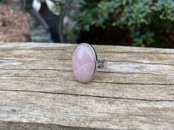Bague réglable Pierre ovale en Quartz Rose naturel
