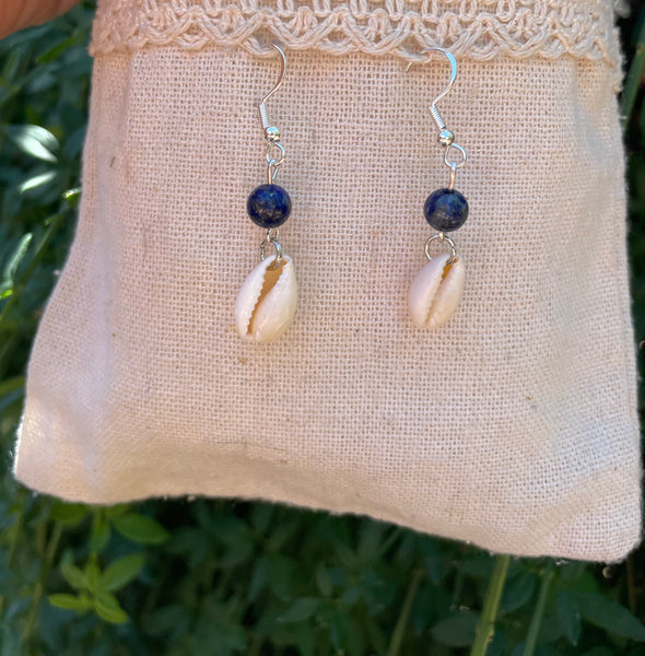 Boucles d'oreilles pendantes en Lapis Lazuli et coquillage Cauri