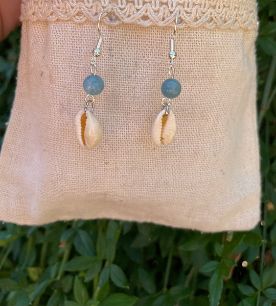 Boucles d'oreilles pendantes en Aigue Marine et coquillage Cauri