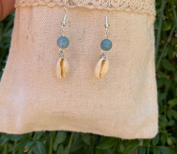 Boucles d'oreilles pendantes en Aigue Marine et coquillage Cauri