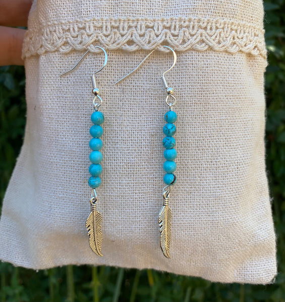 Boucles d'oreilles pendantes en Howlite Turquoise et plume