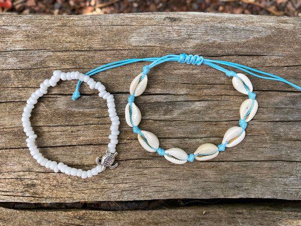 Chaîne de cheville bleue en coquillages Cauris et tortue de mer
