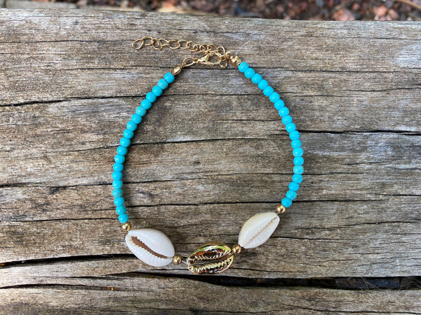 Chaîne de cheville coquillage cauri métal et perles en howlite turquoise