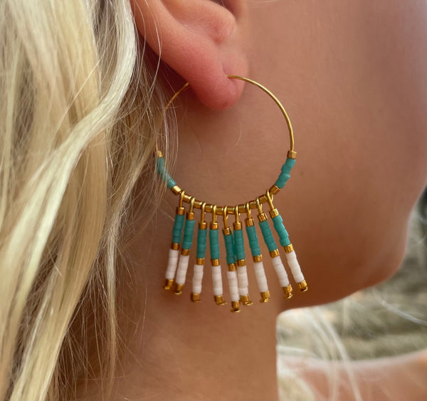 Boucles d'oreilles créoles dorées et pendantes en perles Miyuki