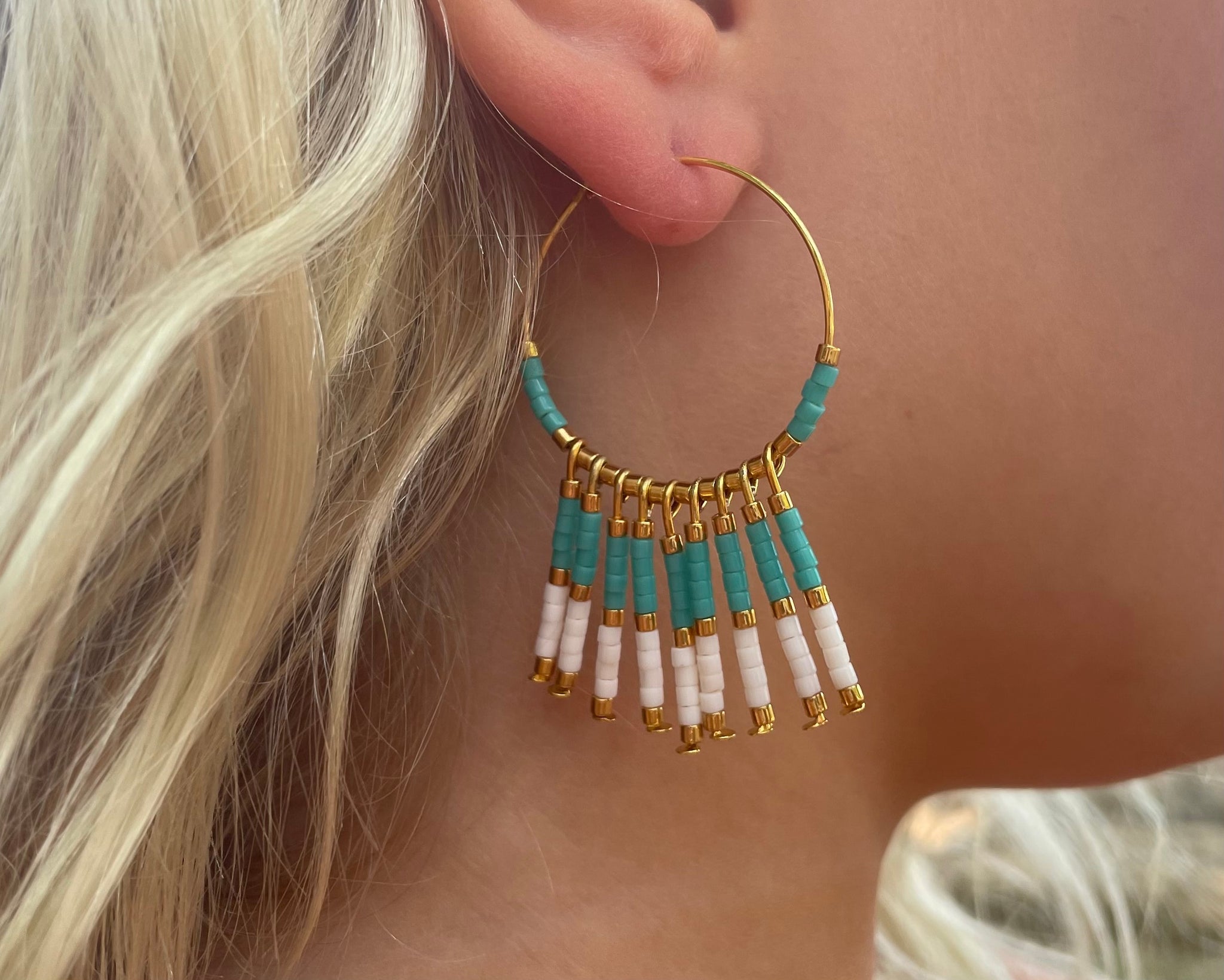Boucles d'oreilles créoles dorées et pendantes en perles Miyuki