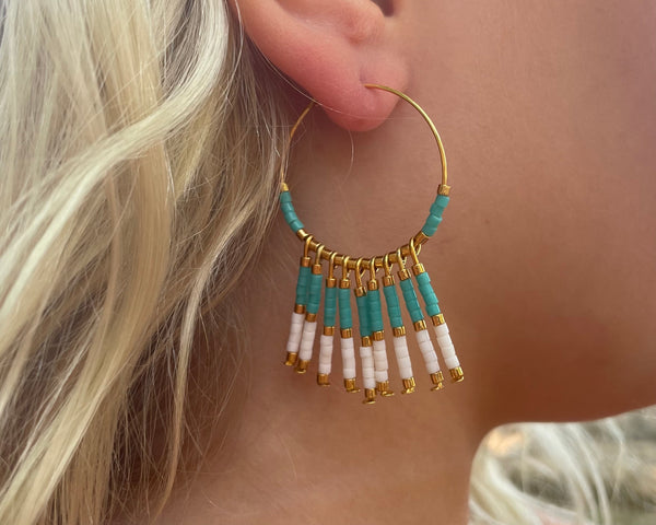 Boucles d'oreilles créoles dorées et pendantes en perles Miyuki