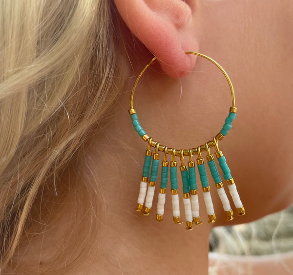 Boucles d'oreilles créoles dorées et pendantes en perles Miyuki