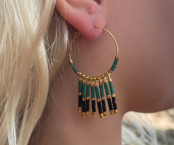 Boucles d'oreilles créoles dorées et pendantes en perles Miyuki