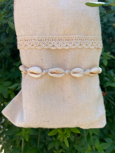 Chaîne de cheville beige en coquillages cauris