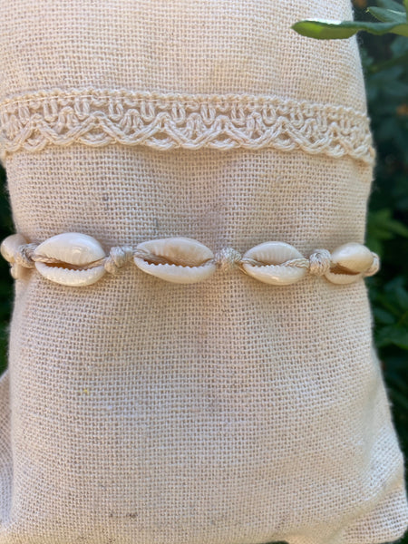 Chaîne de cheville beige en coquillages cauris