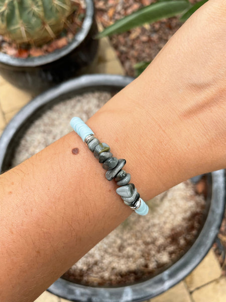 Bracelet élastique en Tourmaline grise et perles Heishi