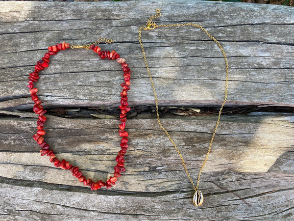 Collier en pierres naturelles et coquillage cauri