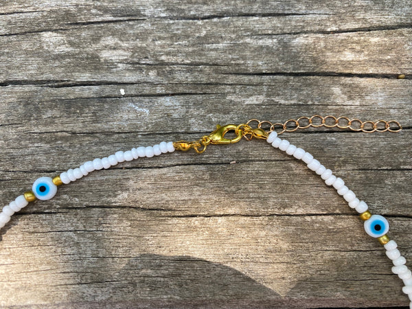 Collier en perles blanches et oeil Turc porte bonheur