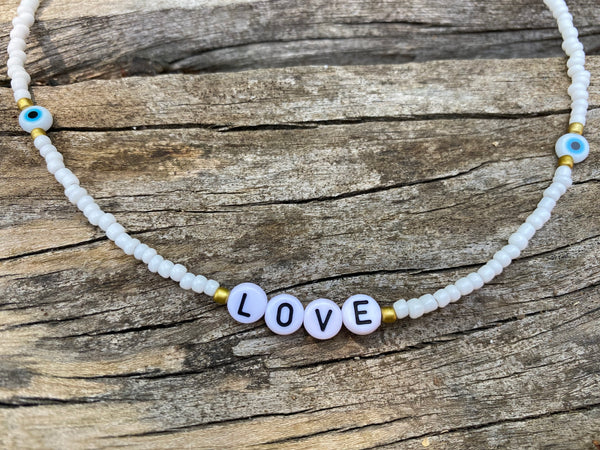 Collier en perles blanches et oeil Turc porte bonheur