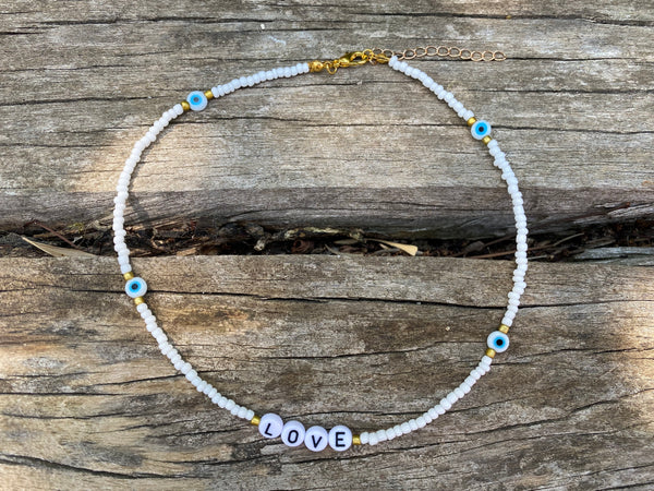Collier en perles blanches et oeil Turc porte bonheur