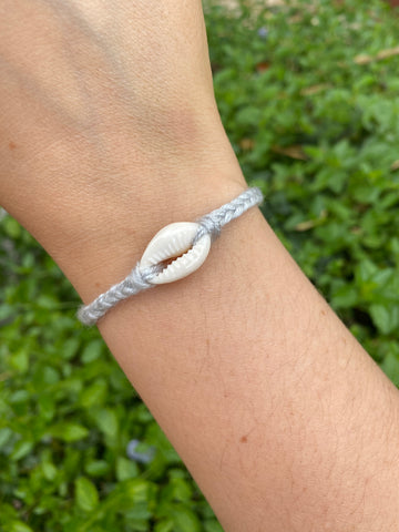Bracelet en fils tressés avec coquillage cauri naturel